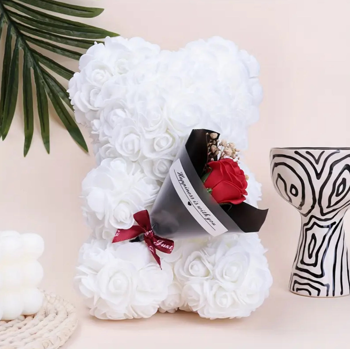 Grand Bouquet d'Ours en Peluche avec Rose Rouge dans un Design Câlin de Coeur, Ruban Noir et Nœud Blanc - Arrangement Floral 🌹
