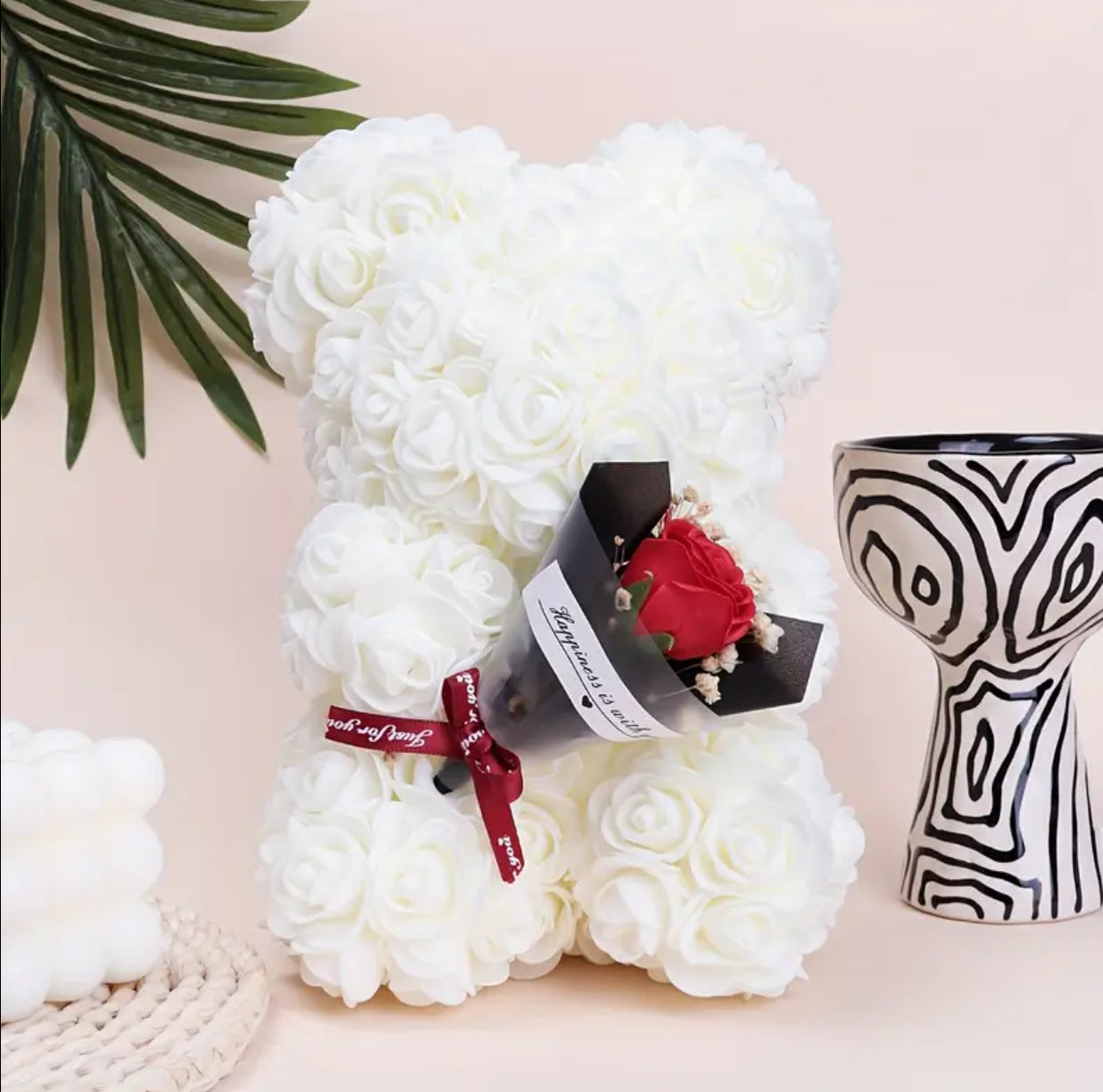 Grand Bouquet d'Ours en Peluche avec Rose Rouge dans un Design Câlin de Coeur, Ruban Noir et Nœud Blanc - Arrangement Floral 🌹